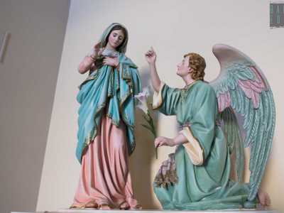 All'interno veniamo subito accolti da un gruppo scultoreo portato in processione il Luned� dell'angelo: due statuette in cartapesta che raffigurano la Vergine con l'angelo dell'Annunciazione