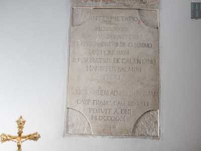 C'� anche un'epigrafe che riporta il nome di Rodulfus de Colant, feudatario ruvese vissuto nel XIII secolo, dal quale prende il nome la contrada