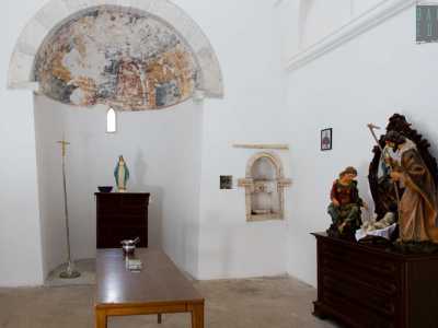 Sul lato sinistro si apre poi l'ingresso della sagrestia, quella che che originariamente era la chiesa vera e propria