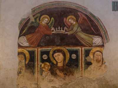 Le immagini sono affiancate a sinistra da Sant'Antonio Abate e a destra da San Leonardo, mentre sopra sono disegnati due angeli intenti a porre una corona sulla testa della Vergine