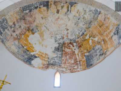 Al suo interno notiamo una volta con un affresco sbiadito del Cristo Pantocratore vegliato da due angeli...