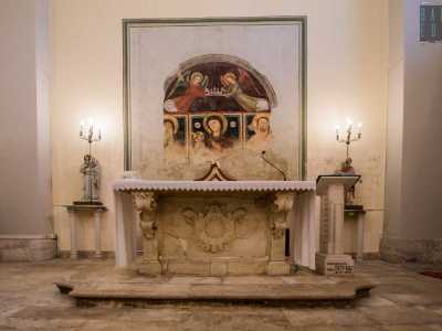 Arriviamo di fronte alla tavola liturgica principale, dietro la quale balza all'occhio il pezzo forte della chiesa: l'affresco quattrocentesco della Madonna con Ges� bambino benedicente