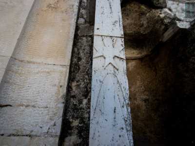 Ma soprattutto a destra del portone si trova una nicchia il cui stipite sinistro riporta scolpita una croce templare: � uno dei segni che testimonierebbero la passata esistenza da queste parti di una domus del celebre ordine cavalleresco