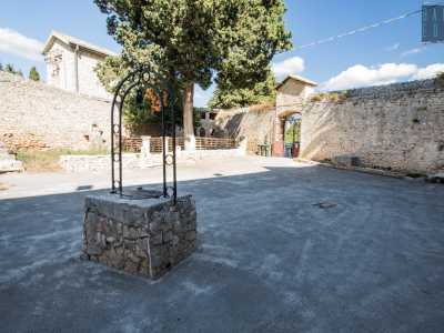 Attraversiamo l'ingresso, ritrovandoci nell'atrio. Al centro spicca un pittoresco pozzo, un tempo utilizzato per irrigare l'orto monastico