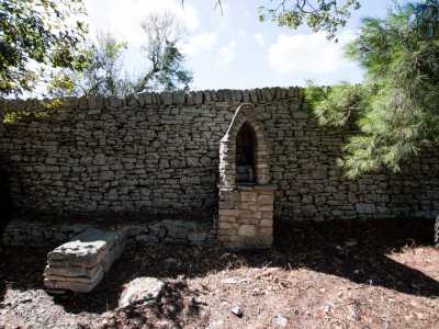 La strada si incunea nella pineta del santuario ed � costeggiata da simboli religiosi in pietra, tra cui una graziosa nicchia dedicata a San Francesco D'Assisi. Una leggenda popolare vuole che il famoso santo si sia fermato proprio in quel punto per riposarsi durante un viaggio