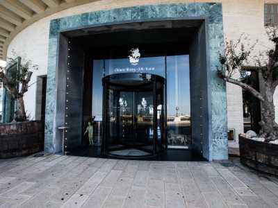 Siamo dunque entrati in quello che � attualmente l�unico hotel a cinque stelle di Bari: un gigante di 10.452 e 115 stanze distribuite su otto piani. Superata la porta a vetri dell�ingresso...