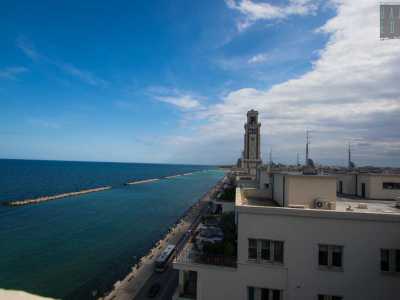 ...a destra l�alta torre della Provincia e al centro il blu del mare. Una �cartolina� che ci fa comprendere il perch�, da sempre, sia proprio questo l�albergo pi� ambito di tutta la citt� 