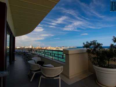 Ma perch� siamo saliti fin su? Per ammirare la terrazza panoramica realizzata nel 1964, quella che oggi ospita il ristorante