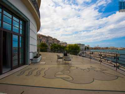 Saliamo ora al primo piano, dove entriamo nella suite presidenziale, un appartamento di 120 metri quadri che comprende una splendida terrazza con pavimentazione in mosaico con vista sull�Adriatico