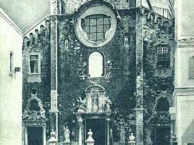 Anche questa zona fu ampiamente rimaneggiata nei restauri degli anni Trenta per �liberarla�, secondo i progettisti, dai fabbricati che la soffocavano. Furono cos� smantellati molte strutture che si addossavano al tempio religioso, tra cui l�Oratorio del Santissimo Sacramento