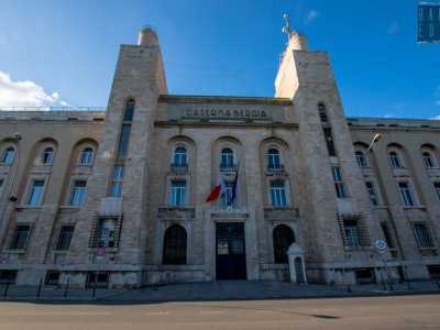 Fatto qualche metro ci poniamo cos� di fronte all�ingresso principale, sul quale campeggia la scritta a caratteri cubitali �Caserma Bergia�