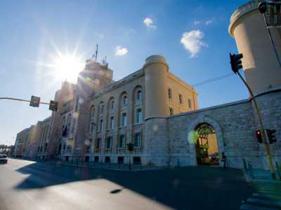 Superati l�Albergo delle Nazioni, il Palazzo della Provincia, la presidenza della Regione, la Terza Regione Aerea e l�edificio dell�Inps, arriviamo cos� all�incrocio con via Gorizia, strada su cui si affaccia il lato ovest del complesso