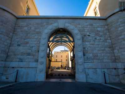 Non ci resta ora che varcare la soglia, entrando dall�ingresso ad arco posto pi� a ovest