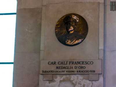 Risaltano i medaglioni in bronzo che ricordano i militari decorati con la Medaglia d�oro al Valore