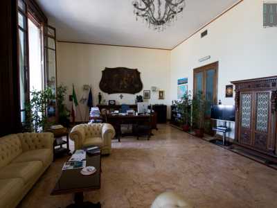 Attraverso una scalinata raggiungiamo infine il primo piano, caratterizzato dalla presenza dell�ufficio del Comando: una stanza dall�aspetto elegante con arredo ligneo in stile eclettico
