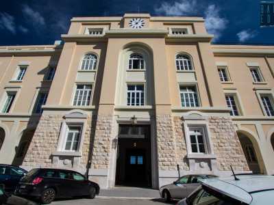 Accediamo ora all�interno della palazzina principale, dove sono situati gli uffici pi� prestigiosi