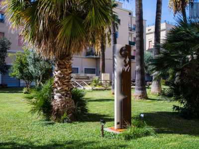 Ogni fabbricato ha un proprio �isolato� intitolato  a un militare dell�Arma di origine pugliese: non a caso l�area � chiamata �il Giardino degli Eroi�
