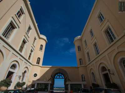 Nell'area si trovano gli ingressi dei cinque edifici che compongono l�intero complesso