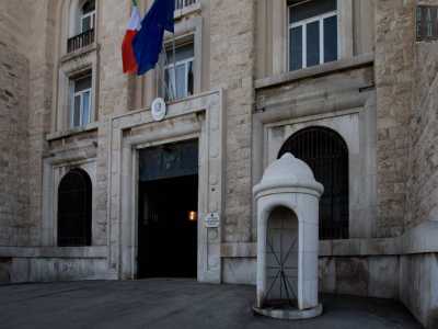 Particolare � infine la garitta posta davanti al portone principale, l� dove un tempo prendevano posto le sentinelle
