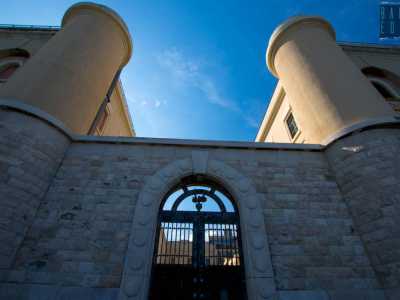 Ciascuno degli ingressi � poi delimitato da due torri: cilindriche quelle laterali e trapezoidali quella centrale. Le torri, le inferriate delle finestre al pianterreno e il muro a scarpa rimandano alla classica architettura militare, con qualche elemento futurista