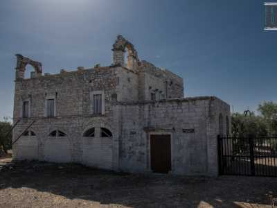 Si tratta di una masseria riedificata nel XVI secolo ma che affonda le sue origini gi� nel 200, in epoca sveva. A costruirla fu un nobile tedesco: Melciaccia Alemanno, detto �Don Ciccio�. E' di colore bianco e caratterizzata da un bugnato a conci irregolari