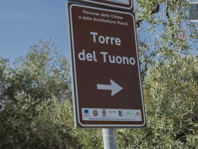 Proseguiamo per altri due chilometri sulla 107, fino a incrociare un cartello che ci indica la presenza, in una stradina sulla destra, della �Torre del tuono�