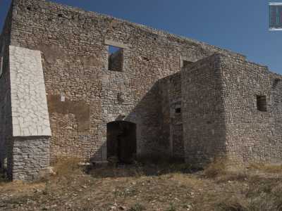 ... la rocca si presenta in buone condizioni. Quando arriviamo la troviamo purtroppo chiusa da un cancello...