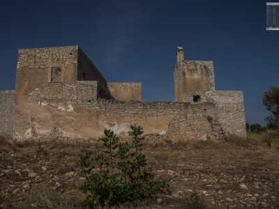 Imbocchiamo il viale e dopo 600 metri scorgiamo il possente maniero, conosciuto un tempo come �torre de lo trono�, perch� qui il cardinale Giovanni Vitelleschi pose il suo comando quando nel 1438 and� alla conquista di Giovinazzo
