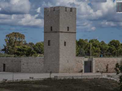 La sua torre quadrangolare, alta 12,50 metri e usata in passato anche come colombaia, � abbracciata da un�ampia cinta muraria e spicca sulle campagna, dominando il territorio circostante