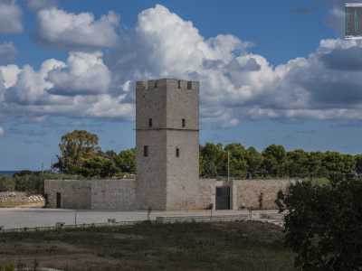 Si tratta di �Torre delle Pietre Rosse�, fortilizio databile tra il XII e il XIII secolo e caratterizzato da paramenti murari a bugnato con conci regolari e sbozzati