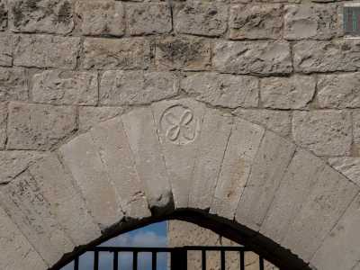Sul portale monumentale ad arco ogivale sopravvive scolpito un motivo floreale