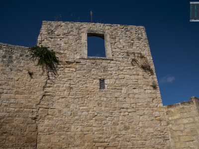Bruciata e depredata nel 1529, della masseria fortificata rest� in piedi, oltre alla torre quadrangolare a due piani...