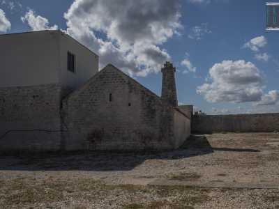 ...solo la parte inferiore dove erano presenti il frantoio e alcuni locali di servizio. Dopo un lungo periodo di degrado, ha subito un corposo restauro ed � stata ampliata e rimodernata