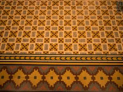 Per terra, in parte celato dal tavolo ovale in legno, ammiriamo l�antico pavimento perfettamente conservato: riproduce diverse forme geometriche multicolori