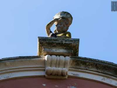 In cima fa poi capolino una simpatica statuina...