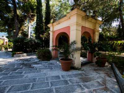 Camminando sulle basole in pietra del pavimento ci perdiamo tra gazebo, raffinate voliere e soprattutto decine di statue raffiguranti animali...