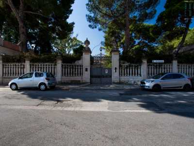 � la descrizione di Villa Anna, edificio ottocentesco che domina il trafficato tratto di via Fanelli compreso tra viale Einaudi e le �Casermette�