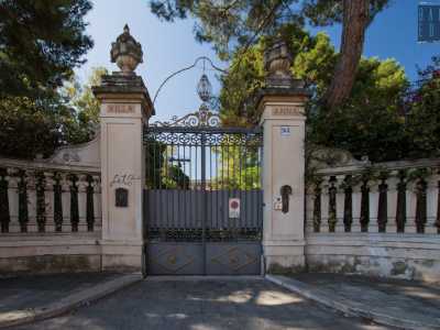 Parliamo di un�area della citt� caratterizzata da numerosi antichi fabbricati, ma Villa Anna fra tutti � quello pi� maestoso e meglio conservato. Lo si intuisce dal raffinato cancello d�ingresso, situato tra due alte colonne sovrastate da monumentali pigne decorative in pietra