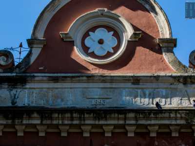Infine l�edificio termina con un timpano semicircolare: presenta un motivo floreale, l�anno di costruzione (1893) e la scritta incisa del vecchio nome dell�edificio, �Villa Lucia�