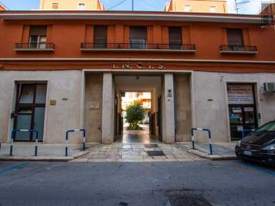 Tutto bene, se non fosse che l�ex presidente del Consiglio non ha mai alloggiato in via Murat 51/F cos� come recita la lapide