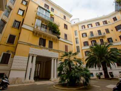 Superato l�androne ci ritroviamo  nel cortile interno: un giardino comune caratterizzato dalla presenza di alte palme. L�interno � dipinto di color ocra e qui si affacciano i quattro portoni che permettono l�accesso ai 66 appartamenti