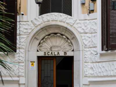 Anche qui non mancano delle decorazioni, come le conchiglie che sormontano gli ingressi...