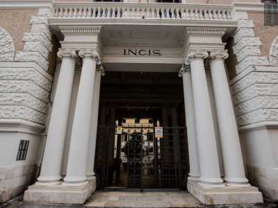 il cui cancello d�ingresso � preceduto da otto colonne bianche con capitelli in stile ionico...