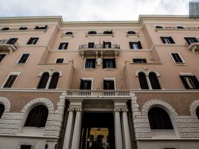 L�entrata � posta sulla pi� interna via Goffredo di Crollalanza: una soluzione adoperata per riparare le abitazioni dal vento che arriva dal mare. E qui � da subito ben evidente la monumentalit� del complesso...