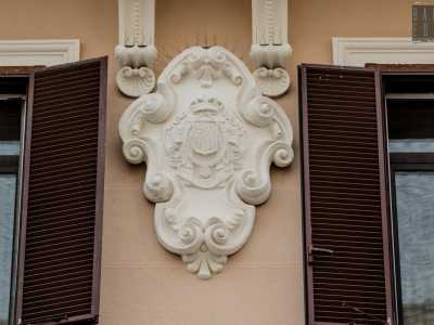 ...e all�altezza del terzo piano, l�emblema dello stemma sabaudo
