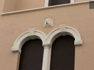 Impreziosiscono la facciata le bifore in stile romanico...