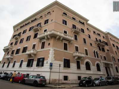 Progettato nel 1928 e inaugurato il 28 ottobre del 1930, si presenta con un color rosa chiaro che si alterna al bianco dei balconi, dell�ingresso e della parte inferiore in bugnato
