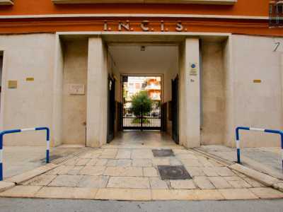 Area che comunica con l�altro ingresso presente in via Murat 51/F, aperto negli anni 50 dopo la costruzione di un�ulteriore palazzina di color rosso su cui campeggia la scritta INCIS