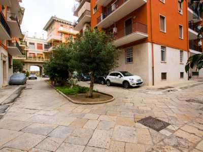 Anche in questo palazzo si trova un cortile (in parte giardino in parte parcheggio) che permette l�accesso ai 40 appartamenti