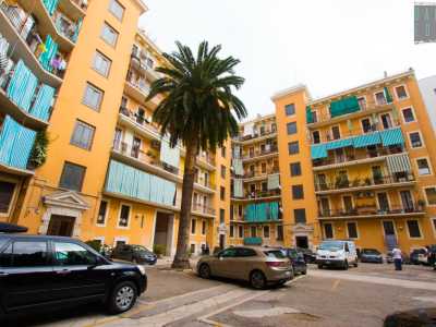 Varcando l�ingresso accediamo al cortile interno, oggi adibito a parcheggio, ma un tempo concepito come giardino condominiale